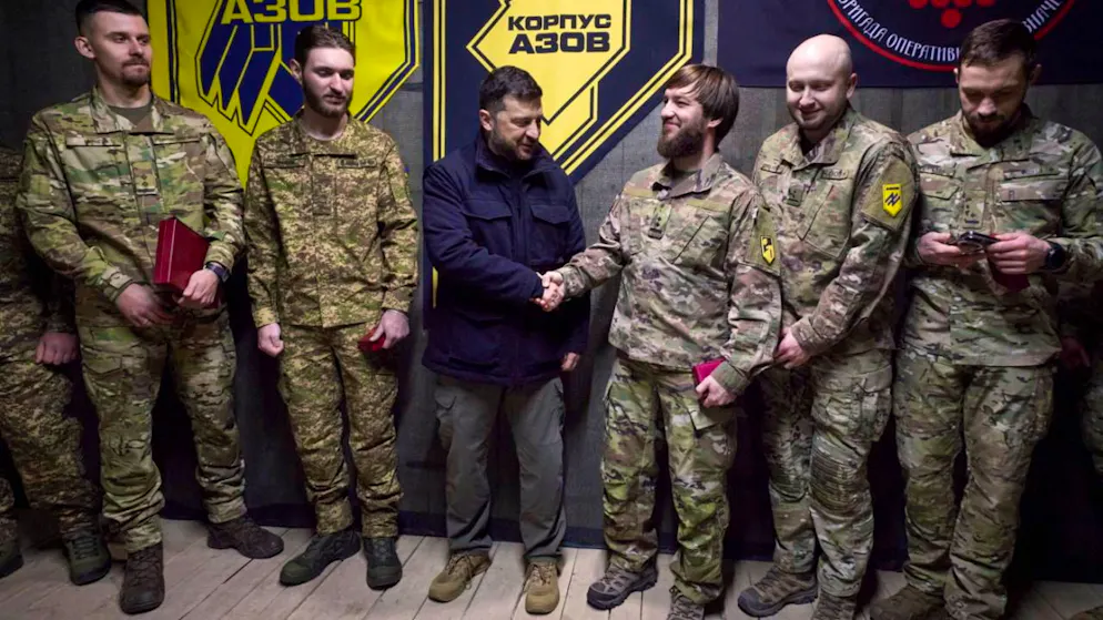 Zelensky a rendu visite au Batallion Azov sur le front mardi.