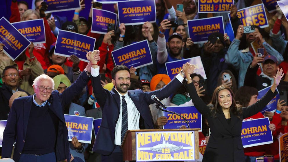 US-Senator Bernie Sanders (l.) und die die Kongressabgeordnete Alexandria Ocasio-Cortez (r.) unterstützten Zohran Mamdani (M.) im Wahlkampf. (26. Oktober 2025)