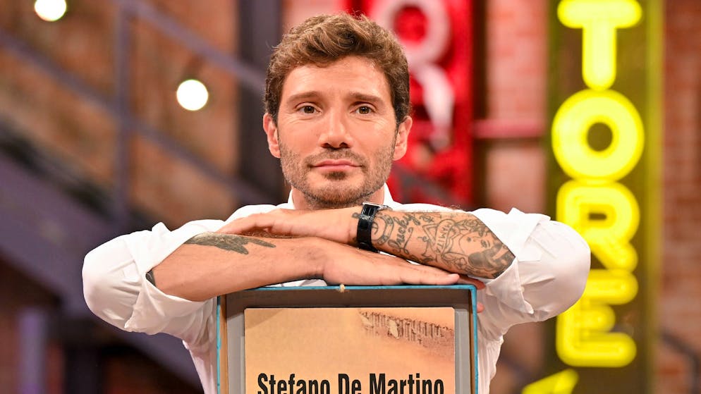 Da conduttore a showman. Per aumentare gli ascolti Stefano De Martino segue la lezione di Gerry Scotti, ecco quale