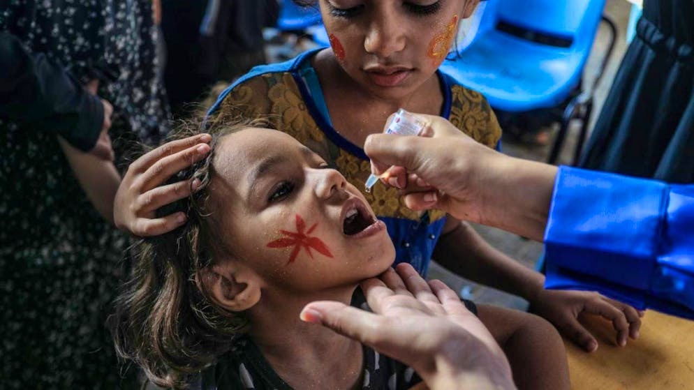 ARCHIVE - Palestinian children receive polio vaccine drops (archive photo). Photo: Abed Rahim Khatib/dpa
