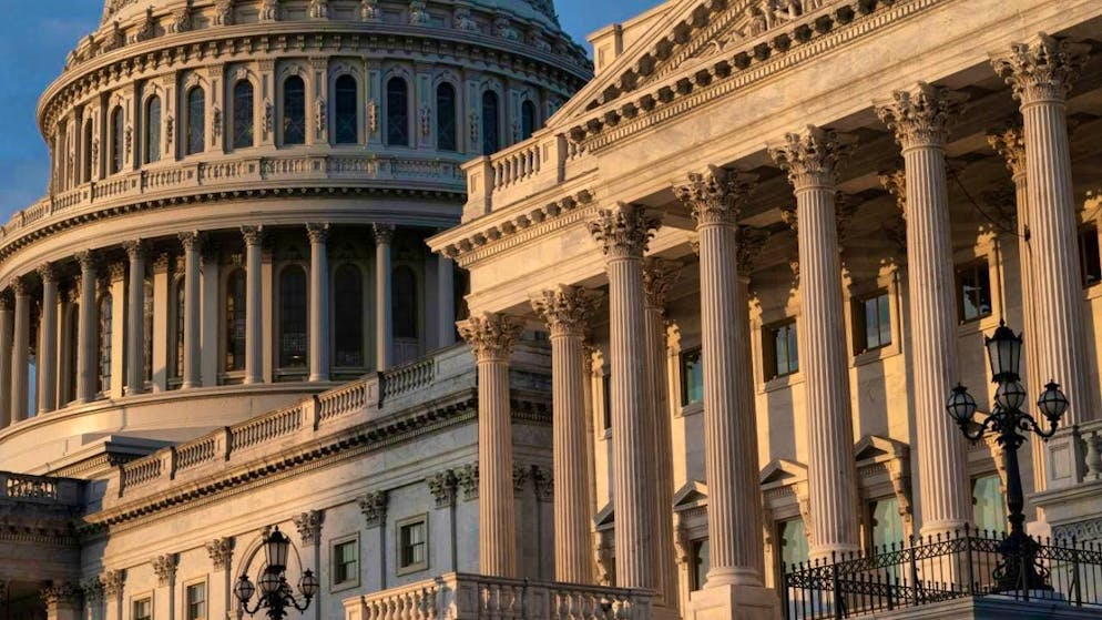 ARCHIVE - View of the Peace Memorial and the dome of the US Capitol under cloudy skies. Photo: J. Scott Applewhite/AP/dpa