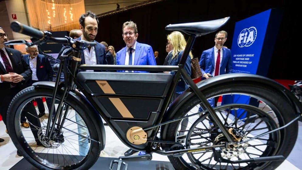 Le conseiller fédéral Albert Rösti avait fait un tour sur le stand Motosacoche en ouverture du Geneva International Motor Show en février 2024. (archive)