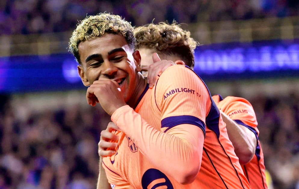 epa12506414 Lamine Yamal del Barcellona festeggia dopo aver segnato il secondo gol della sua squadra durante la partita della fase a gironi della UEFA Champions League tra Bruges e Barcellona