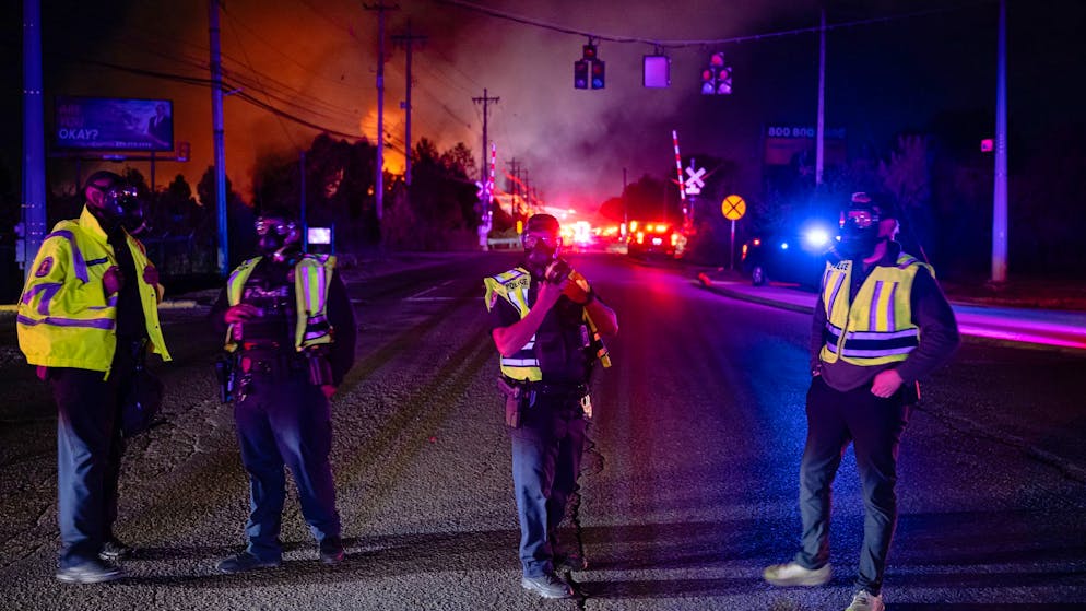 Mindestens sieben Tote bei Flugzeugabsturz in USA - Gallery. Den Rettungskräften dürfte eine lange Nacht bevorstehen.