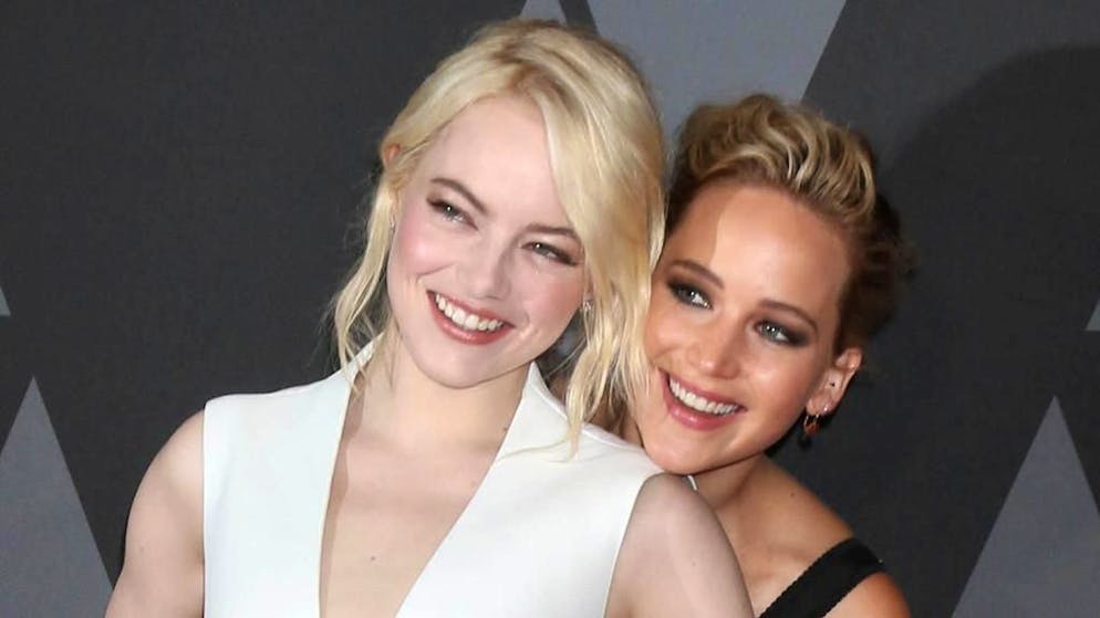 Glamour e ironica star dei Muppet. Jennifer Lawrence ed Emma Stone porteranno Miss Piggy al cinema