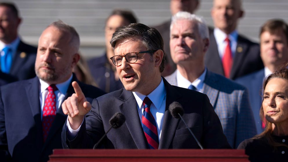 Der republikanische Vorsitzende im Repräsentantenhaus, Mike Johnson (M.) und Kollegen kommentieren am Mittwoch auf der Treppe zum Kapitol in Washington die Wahlen vom Dienstag.
