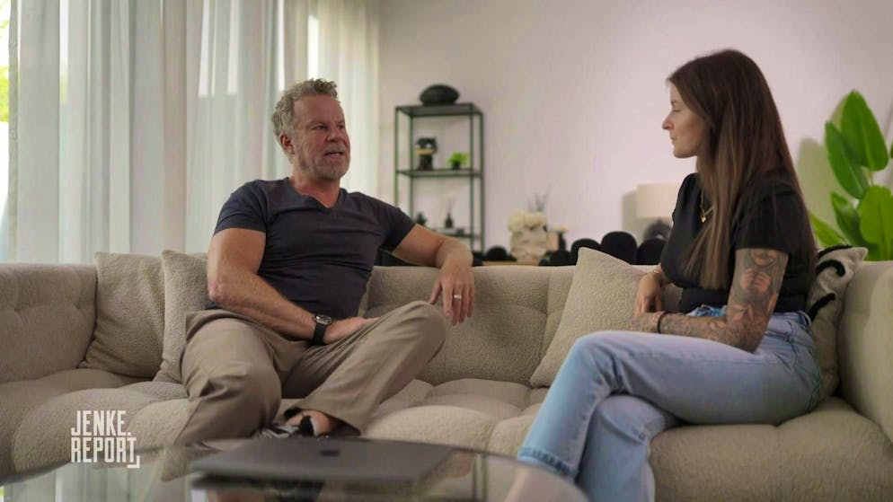 Ex-policewoman Lisa explains to Jenke the principle of dropshipping, from which she can make a luxurious living.