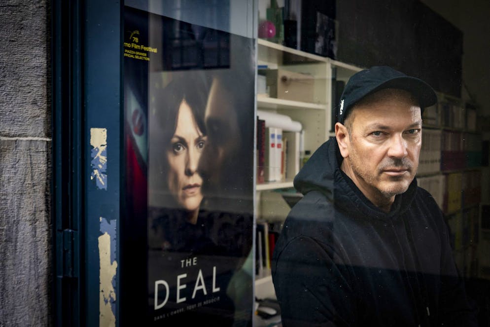 Le cinéaste suisse Jean-Stephane Bron, pose a l'occasion de la sortie de la serie "The Deal" sur le nucléaire iranien, au Locarno Film Festival, le lundi 4 aout 2025 à Lausanne.