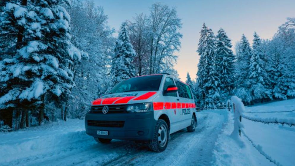 Kurioser Strafbefehl in Schwyz. Betrunkener versenkt sein Auto im Schnee – Hilfe der Kollegen macht die Sache nicht besser