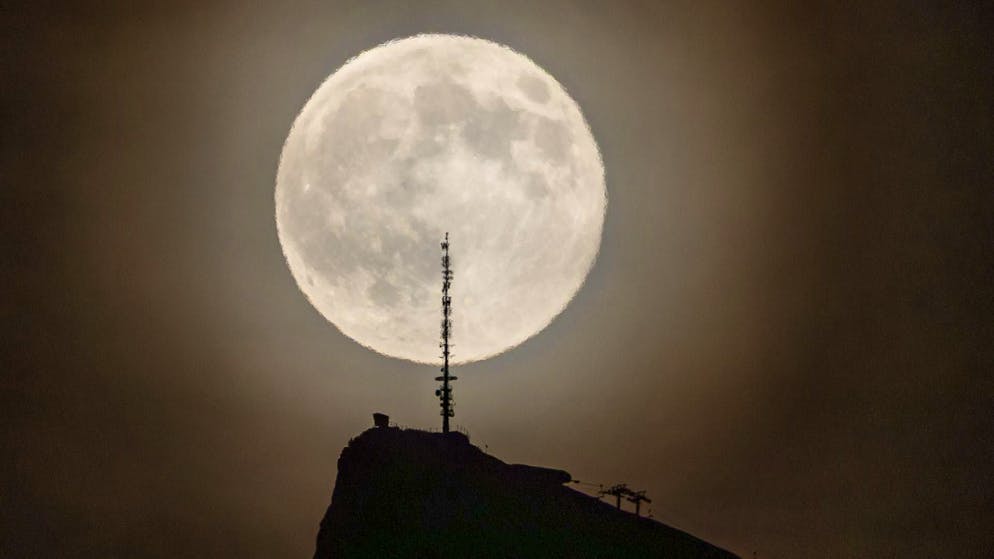 La più grande dell'anno. Ecco le immagini da tutto il mondo della spettacolare Superluna