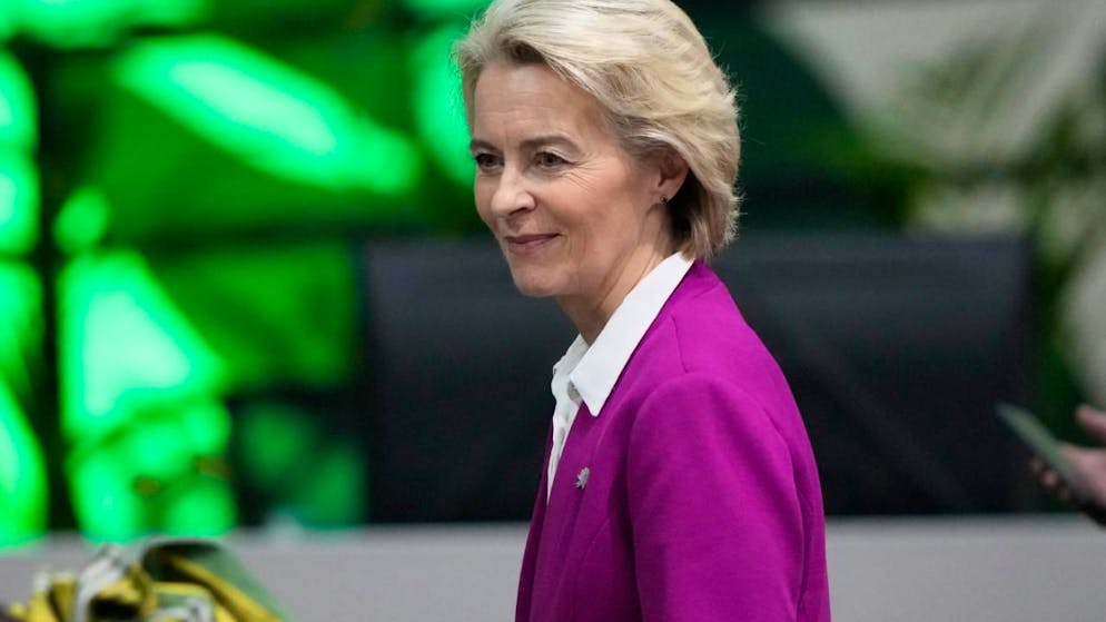 Die Präsidentin der Europäischen Kommission, Ursula von der Leyen, trifft zur Teilnahme an einer Plenarsitzung des UN-Klimagipfels COP30 ein. Foto: Eraldo Peres/AP/dpa