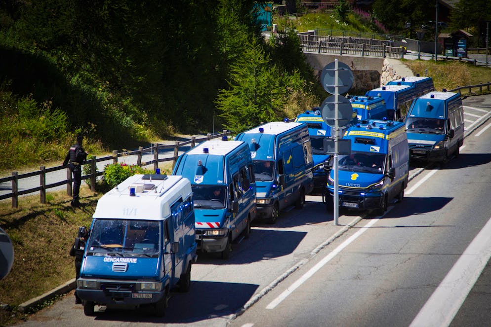 Des camions anti-émeutes de la gendarmerie sont stationnés à l'entrée du village de Montgenèvre, en France, le 5 août 2023. (archives)