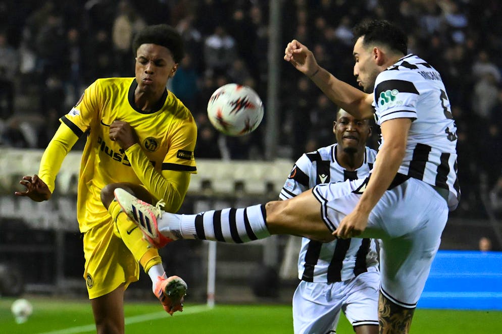 Alvyn Sanches in lotta con Fedor Chalov.