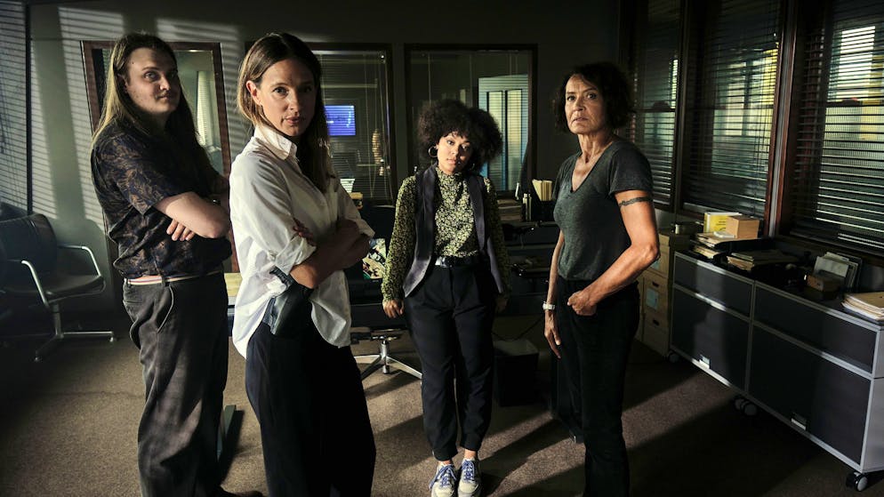 «Tatort» im Check: Wie häufig ermorden Kinder ihre Eltern?. Neben den etablierten Ermittlerinnen Odenthal (Ulrike Folkerts, rechts) und Stern (Lisa Bitter, zweite von links) ermitteln in Ludwigshafen mittlerweile auch die jungen Kräfte Nico Langenkamp (Johannes Scheidweiler) und Mara Hermann (Davina Chanel Fox).
