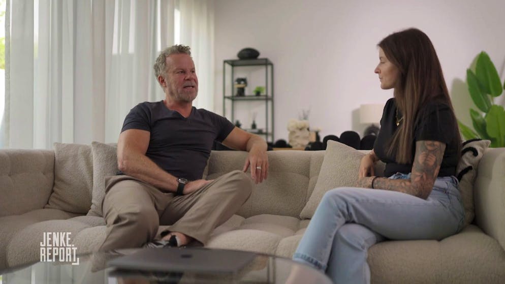 Ex-Polizistin Lisa erklärt Jenke das Prinzip Dropshipping, von dem sie luxuriös leben kann.