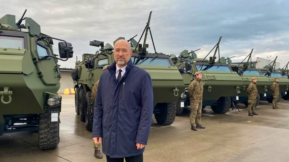 Der ukrainische Verteidigungsminister Denys Schmyhal steht bei der Übergabe von 21 Transport-Panzern vom Typ Patria 6x6 an die ukrainischen Streitkräfte auf dem lettischen Militärstützpunkt Adazi. Lettland hat der Ukraine weitere Militärhilfe für den Abwehrkampf gegen Russland geleistet. Foto: Alexander Welscher/dpa