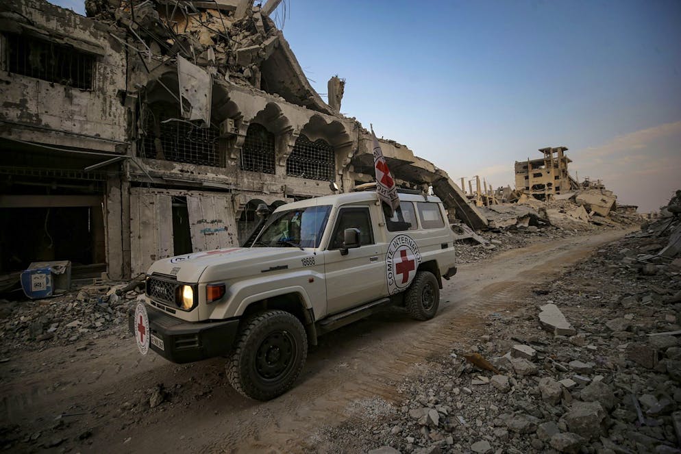 epa12505393 Red Cross workers assist as fighters of the Al-Qassam Brigades, the military wing of the Hamas movement, search for the bodies of Israeli hostages in Al Shejaeiya neighbourhood in the east of the Gaza City, Gaza Strip, 05 November 2025. EPA/MOHAMMED SABER
