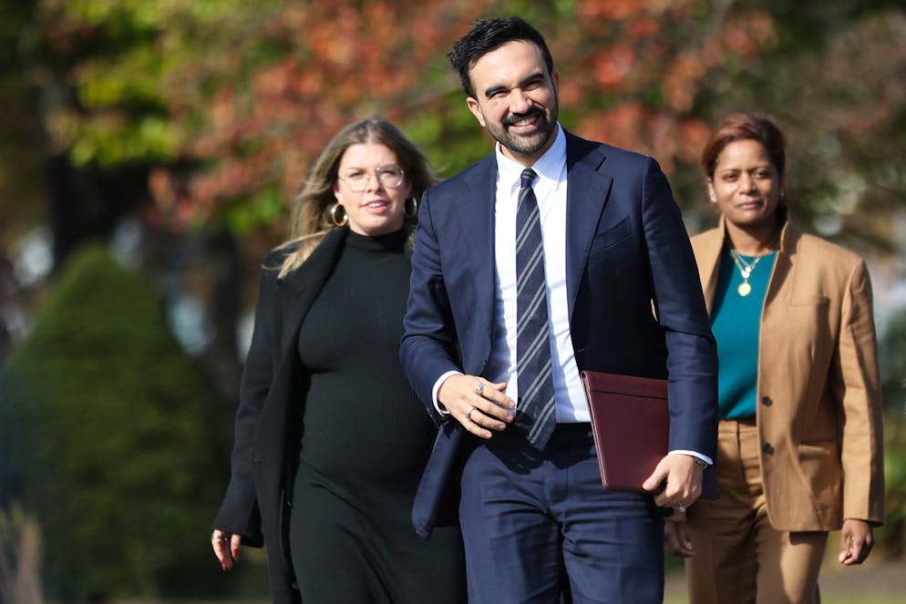 Il neo eletto sindaco di New York Zohran Mamdani, al centro