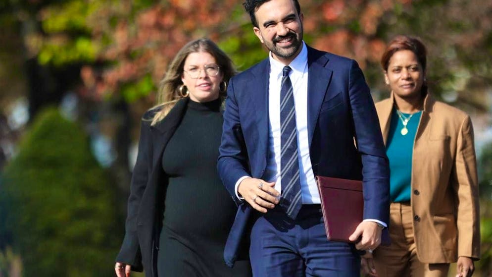 New York City Mayor-elect Zohran Mamdani walks with members of his transition team, including Elana Leopold (l) and Melanie Hartzog, at a news conference in the Queens borough of New York. Photo: Heather Khalifa/FR172147 AP/AP/dpa