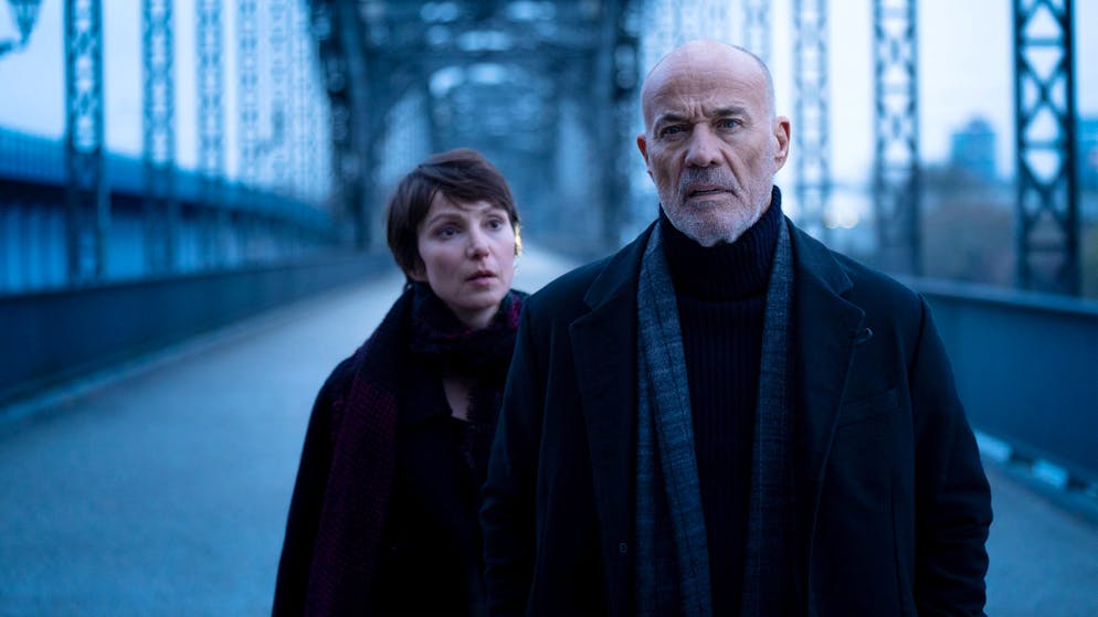 Im ARD-Krimi «Hagen Benz – Das Böse in dir» mischt sich Ex-Kommissar Hagen Benz (Heiner Lauterbach) in einen Fall der taffen Chefermittlerin Elena Weber (Julia Koschitz) ein.