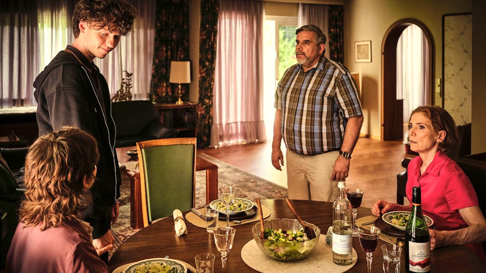 «Tatort» im Check: Wie häufig ermorden Kinder ihre Eltern?. Mike (Jeremias Meyer, Zweiter von links) erzählt seinen Eltern (Bruno Cathomas und Judith Hofmann, rechts), dass er seine neue Freundin Nisha (Amina Merai) heiraten will.