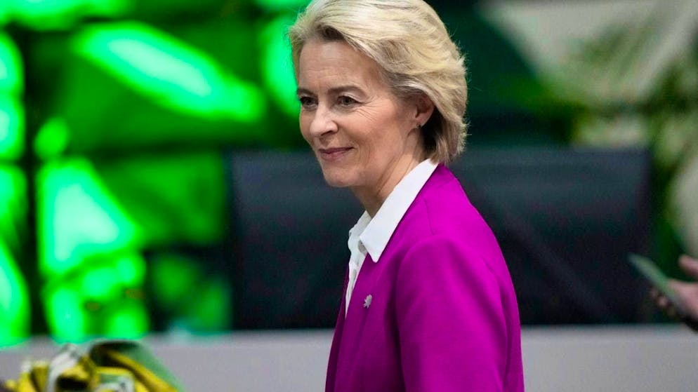 The President of the European Commission, Ursula von der Leyen, arrives to attend a plenary session of the UN climate summit COP30. Photo: Eraldo Peres/AP/dpa