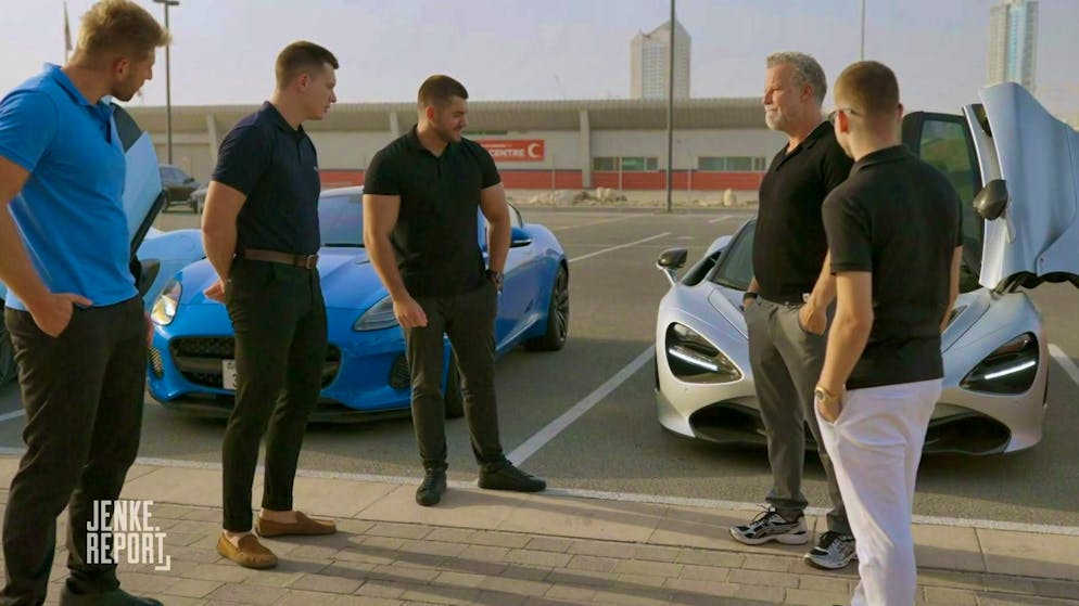 Reporter Jenke von Wilmdsorff (second from right) asks young Dubai expats what they are doing with their millions in the desert emirate.