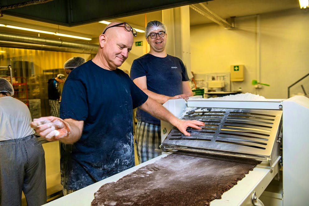 UBS Helpetica cuisson. Jürg et David abaissent ensemble la pâte pour les bruns de Bâle.