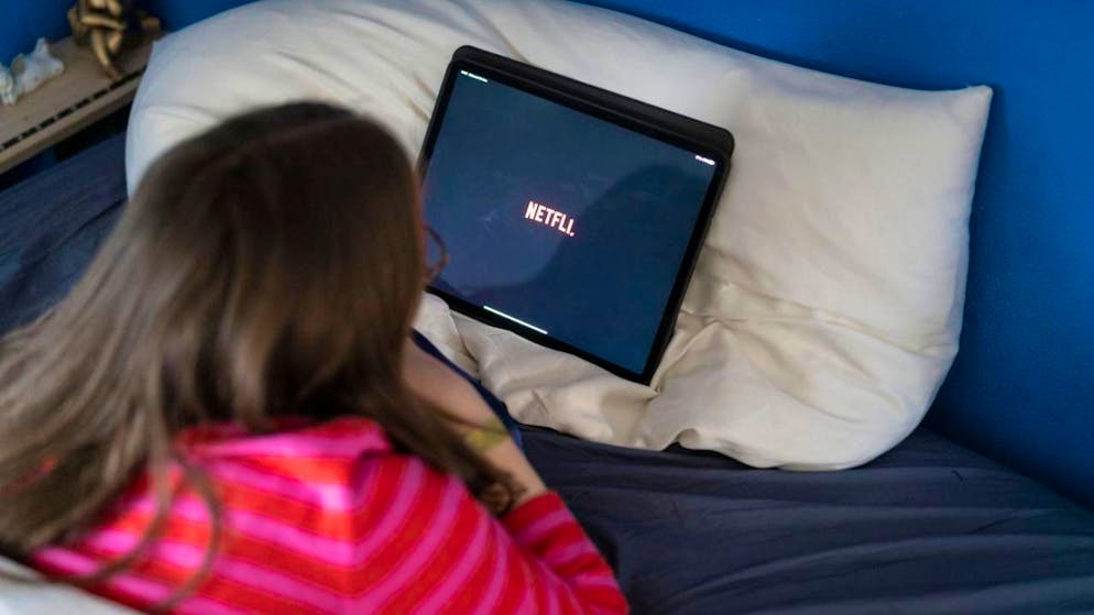 Schweizerinnen und Schweizer verbringen immer mehr Zeit online. (Symbolbild)