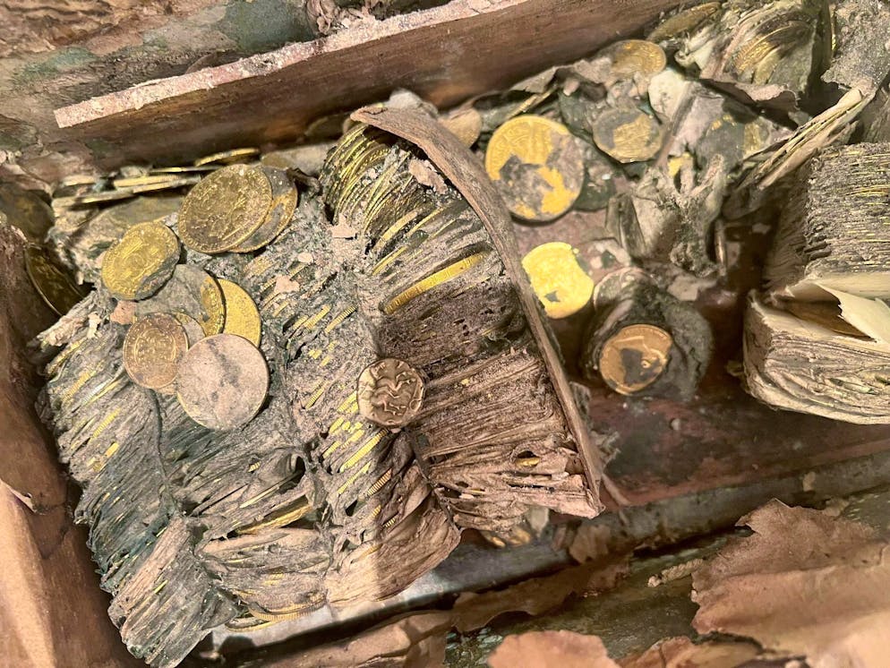 Le trésor secret des pièces de monnaie du jardin passe sous le marteau - Gallery. Voici à quoi ressemblait le trésor de pièces de monnaie lorsqu'il a été sorti de terre.