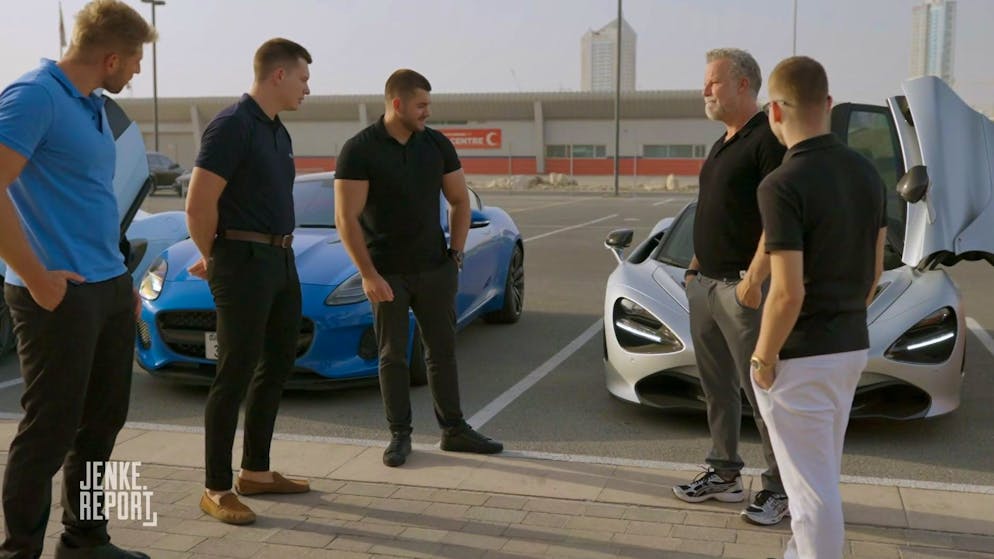 Reporter Jenke von Wilmdsorff (Zweiter von rechts) lässt sich von jungen Dubai-Auswanderern erklären, was sie mit ihren Millionen im Wüsten-Emirat anfangen.