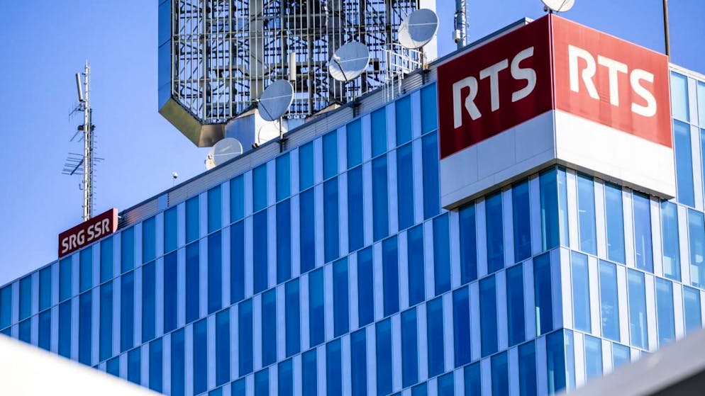 «200 francs, ça suffit!». Le personnel de la RTS en première ligne contre l'initiative SSR