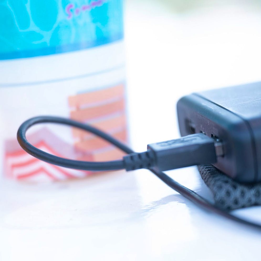 «Seine Jacke fing Feuer». Powerbank explodiert – Mann gerät in Flughafen-Lounge in Brand