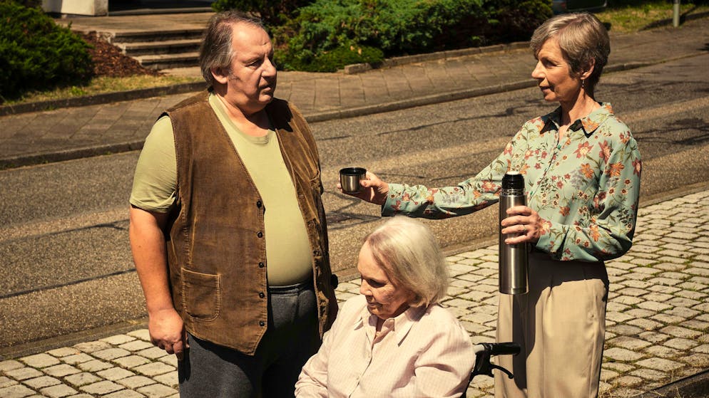 «Tatort» im Check: Wie häufig ermorden Kinder ihre Eltern?. Nachbarn, direkt aus der Hölle: Gerlinde Wagner (Anna Stieblich, rechts), die ihre Mutter pflegt und schon mal Alkohol zur Unterstützung anwendet, und ihr Eigenbrötler-Nachbar Erwin Ramthor (Wolf Bachofner) verstehen sich nicht allzu gut.