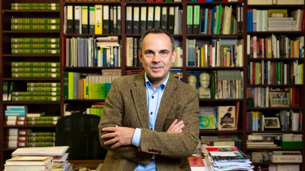 Literary scholar Oliver Lubrich has published the reportage essays of US journalist Dorothy Thompson. She wrote about the decline of democracy in Berlin in 1931 and 1932 - in this interview, he explains what this has to do with the political situation today.