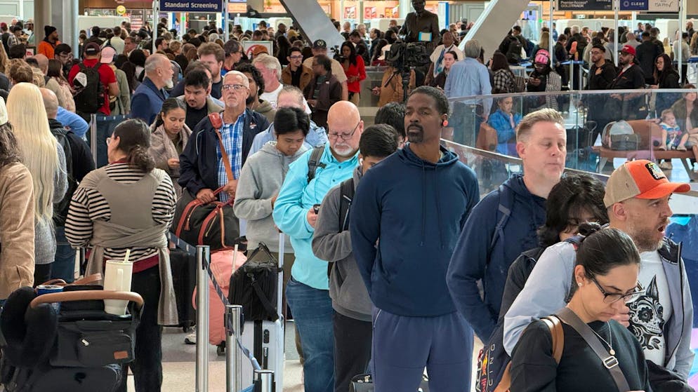 Shutdown-Folgen: Lange Wartezeiten bei den Sicherheitskontrollen in US-Flughäfen, wie hier am George Bush Intercontinental Airport in Houston am 3. November 2025.