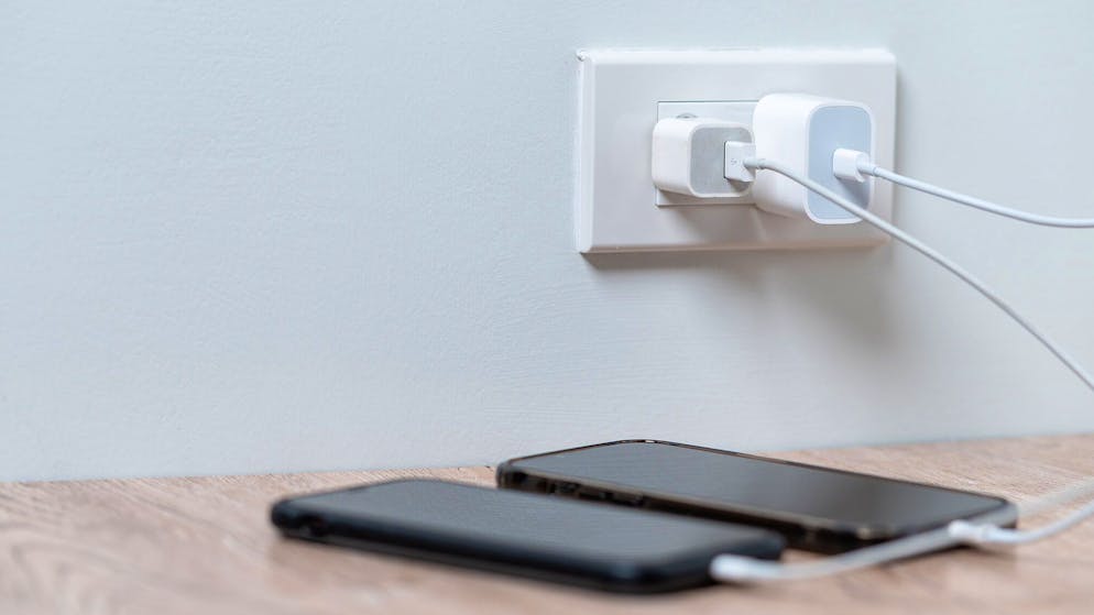 Das kann gefährlich werden. Deshalb lässt du dein Ladegerät besser nicht eingesteckt