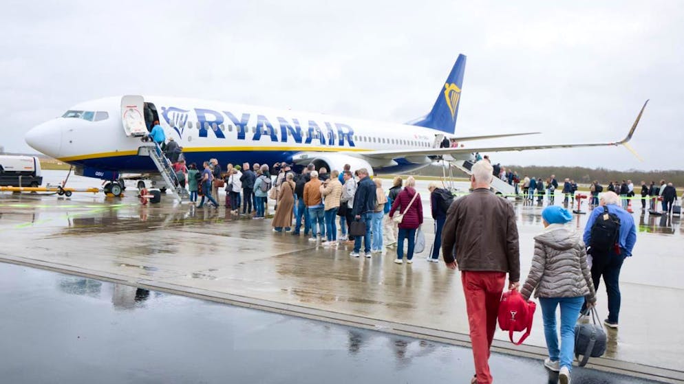 Ryanair hat der ausgedruckten Bordkarte den Kampf angesagt. Passagiere sollen ihre Smartphones nutzen und auf die hauseigene App gezwungen werden. (Archivbild)