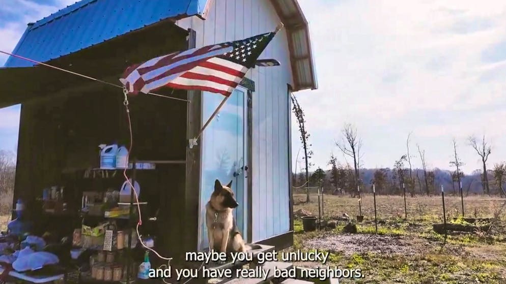 Un drapeau américain et un chien de berger protègent des mauvais voisins.