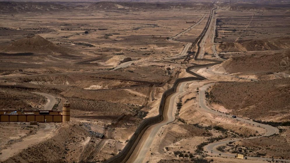 ARCHIV - Ein Auto fährt auf einer Straße in der Nähe der israelisch-ägyptischen Grenze, die während des jüdischen Pessachfestes für zwei Tage geöffnet war, vom Süden Israels aus gesehen. Foto: Leo Correa/AP/dpa