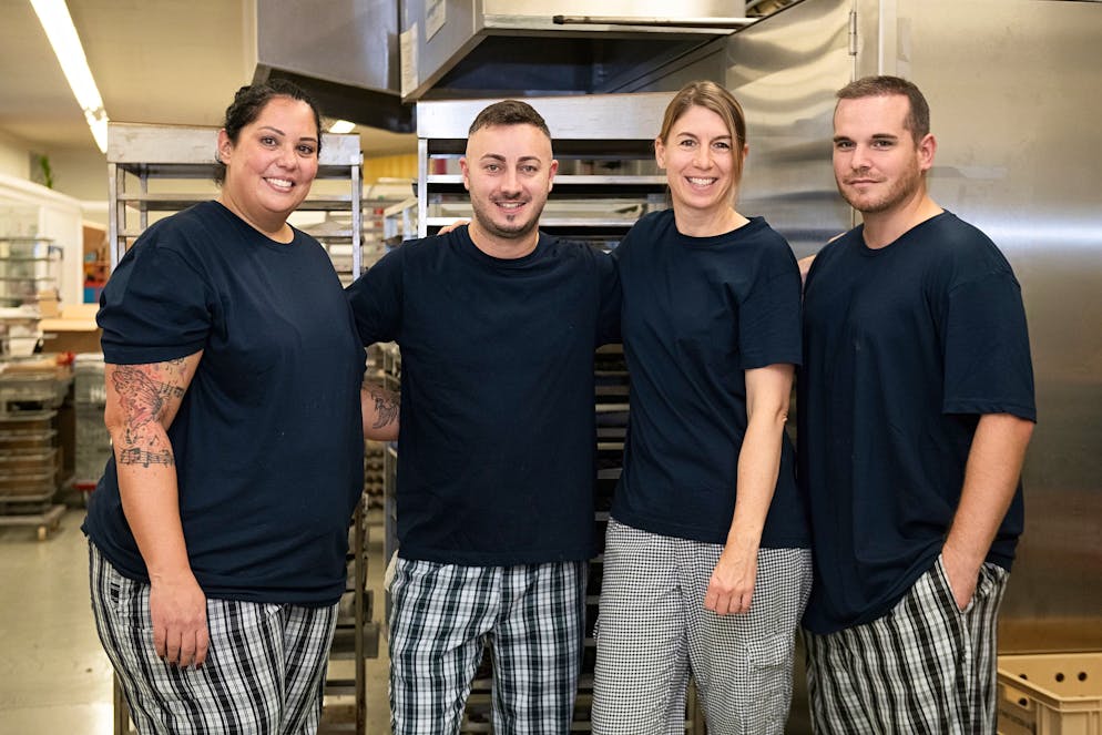 UBS Helpetica Backen. Das Freiwilligenteam mit Elena, Davide, Nicole und Tobias nach einem aussergewöhnlichen Arbeitstag (von links).