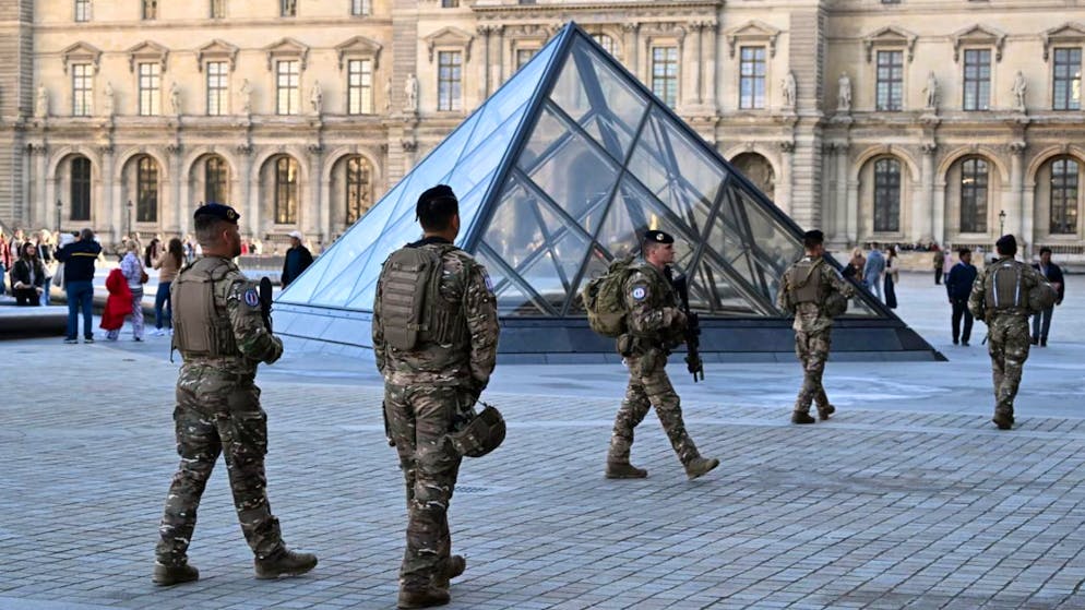 «Un signal d'alarme assourdissant». Vol de joyaux: le Louvre sévèrement critiqué dans un rapport