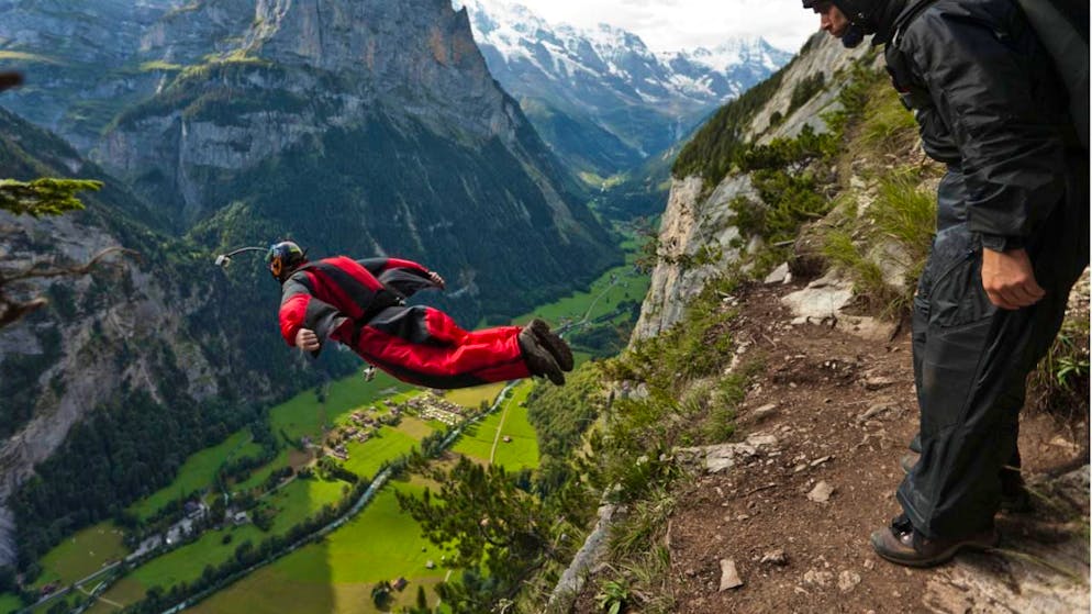 Il basejumper era saltato da Mürren. (Immagine simbolica).