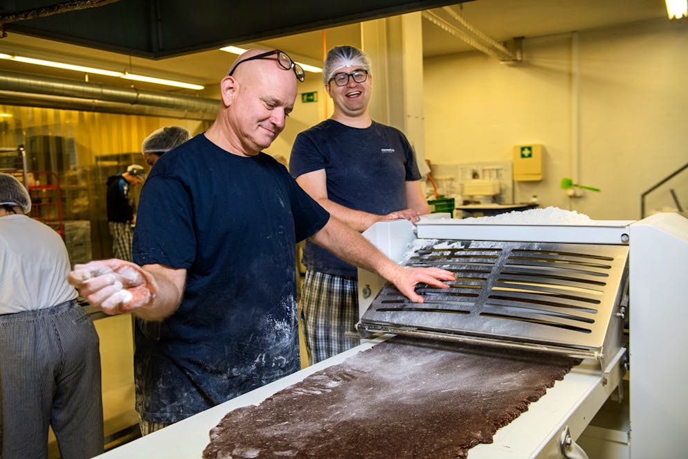 UBS Helpetica Backen. Jürg und David wallen gemeinsam den Brunsli-Teig aus.