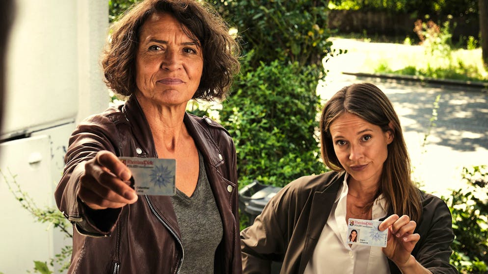 «Tatort» im Check: Wie häufig ermorden Kinder ihre Eltern?. Lena Odenthal (Ulrike Folkerts, links) und Johanna Stern (Lisa Bitter) befragen im «Tatort: Mike & Nisha» die Nachbarschaft eines verschwundenen Ehepaares.
