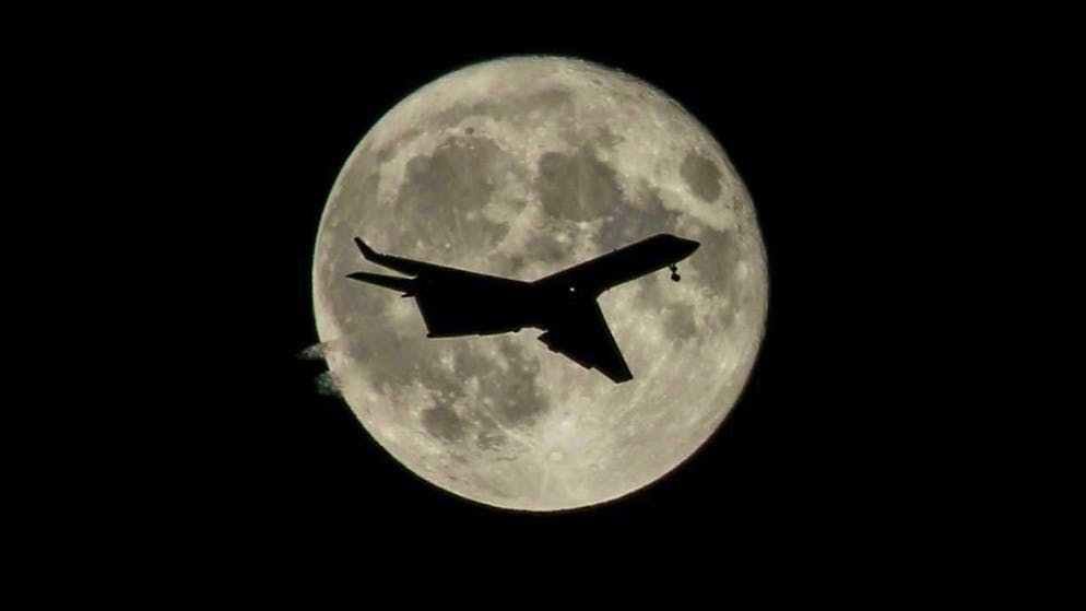 ARCHIVE - An airplane is seen near Los Angeles in front of the full moon. Photo: Ringo Chiu/ZUMA Wire/dpa - ATTENTION: For editorial use only and only with full attribution of the above credit