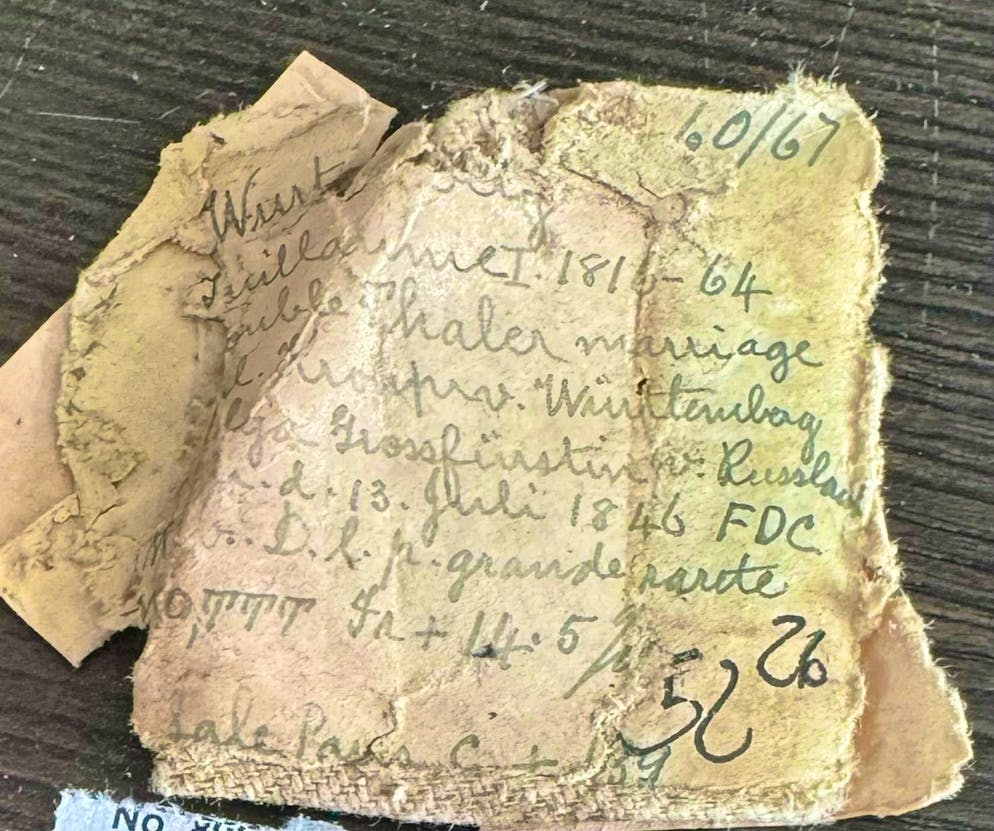 Le trésor secret des pièces de monnaie du jardin passe sous le marteau - Gallery. Les sachets de pièces de monnaie, en partie pourris par les infiltrations d'eau, avaient été enterrés pendant des décennies.