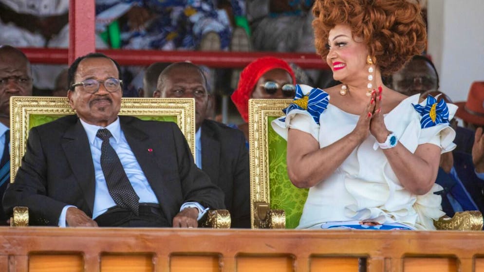 Paul Biya (à gauche) a été proclamé vainqueur de la présidentielle du 12 octobre avec 53,66% des voix selon les résultats officiels (archives).