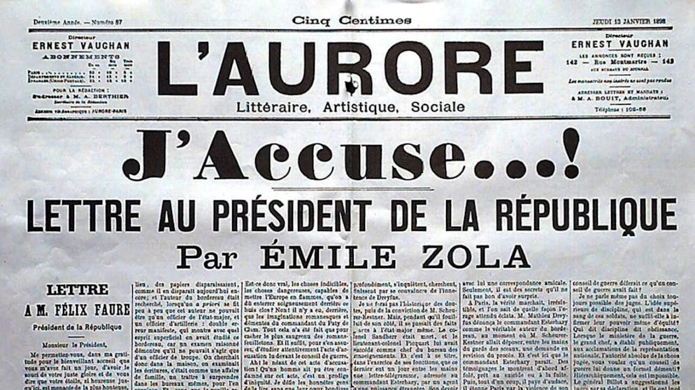Condamné au bagne, puis réhabilité, le capitaine Alfred Dreyfus (à la défense duquel Emile Zola avait consacré le fameux "J'Accuse") devient général de brigade à titre posthume à la suite d'une décision du parlement français.