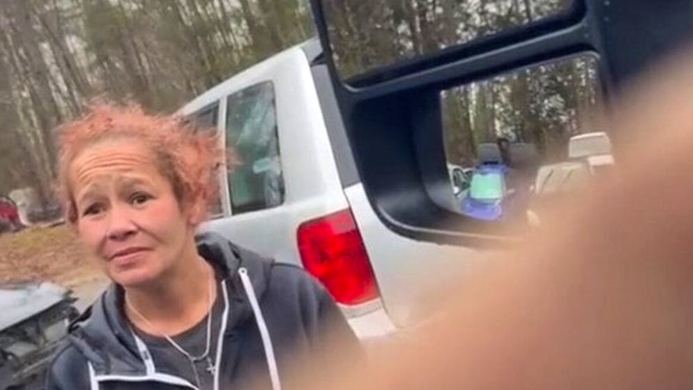 Video virale su TikTok. Auto portata via dal carroattrezzi, ma dentro c'era una donna addormentata: «Dove mi trovo?»